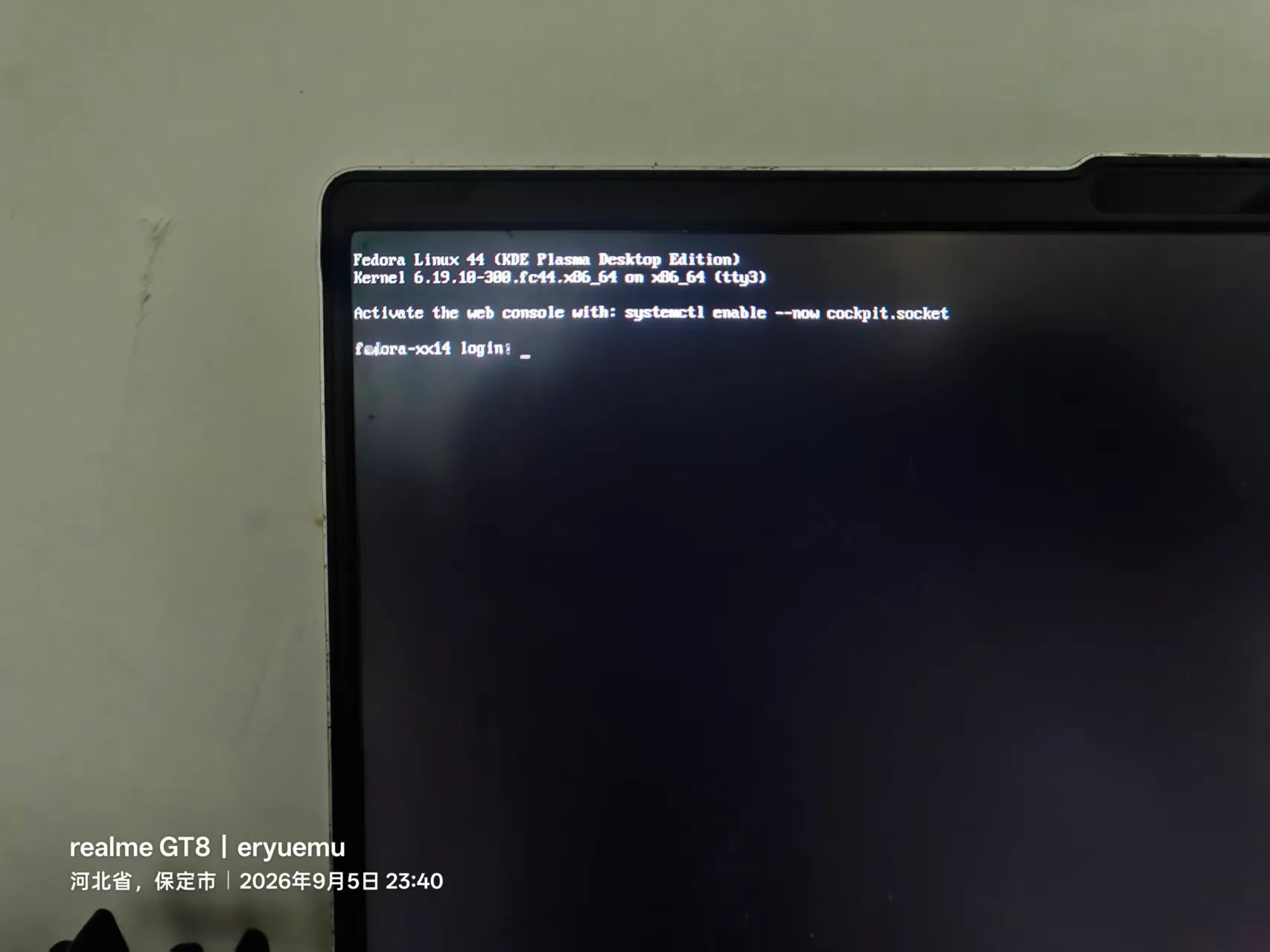 纯文本模式下的 TTY 登录界面：fedora-xx14 login: