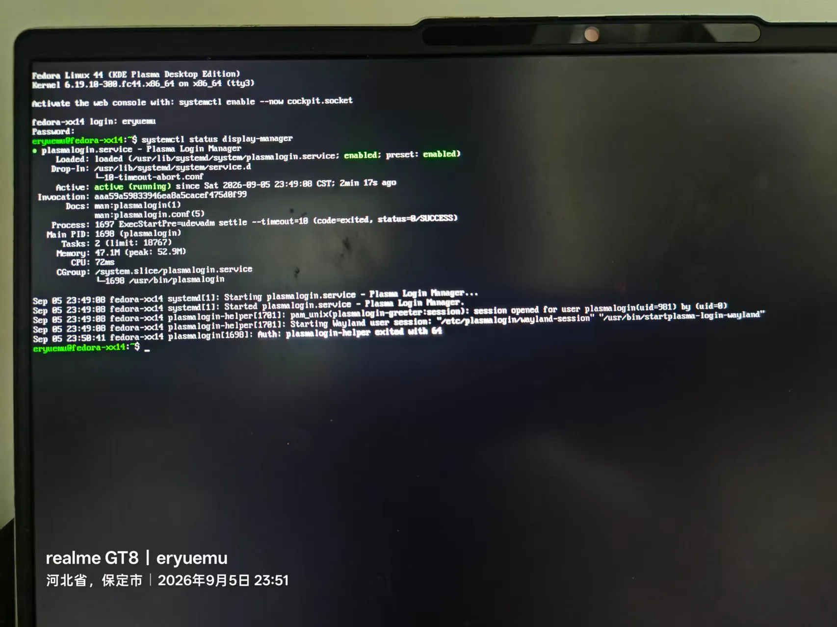 systemctl status display-manager：plasmalogin.service active，日志尾部 plasmalogin-helper exited with 64