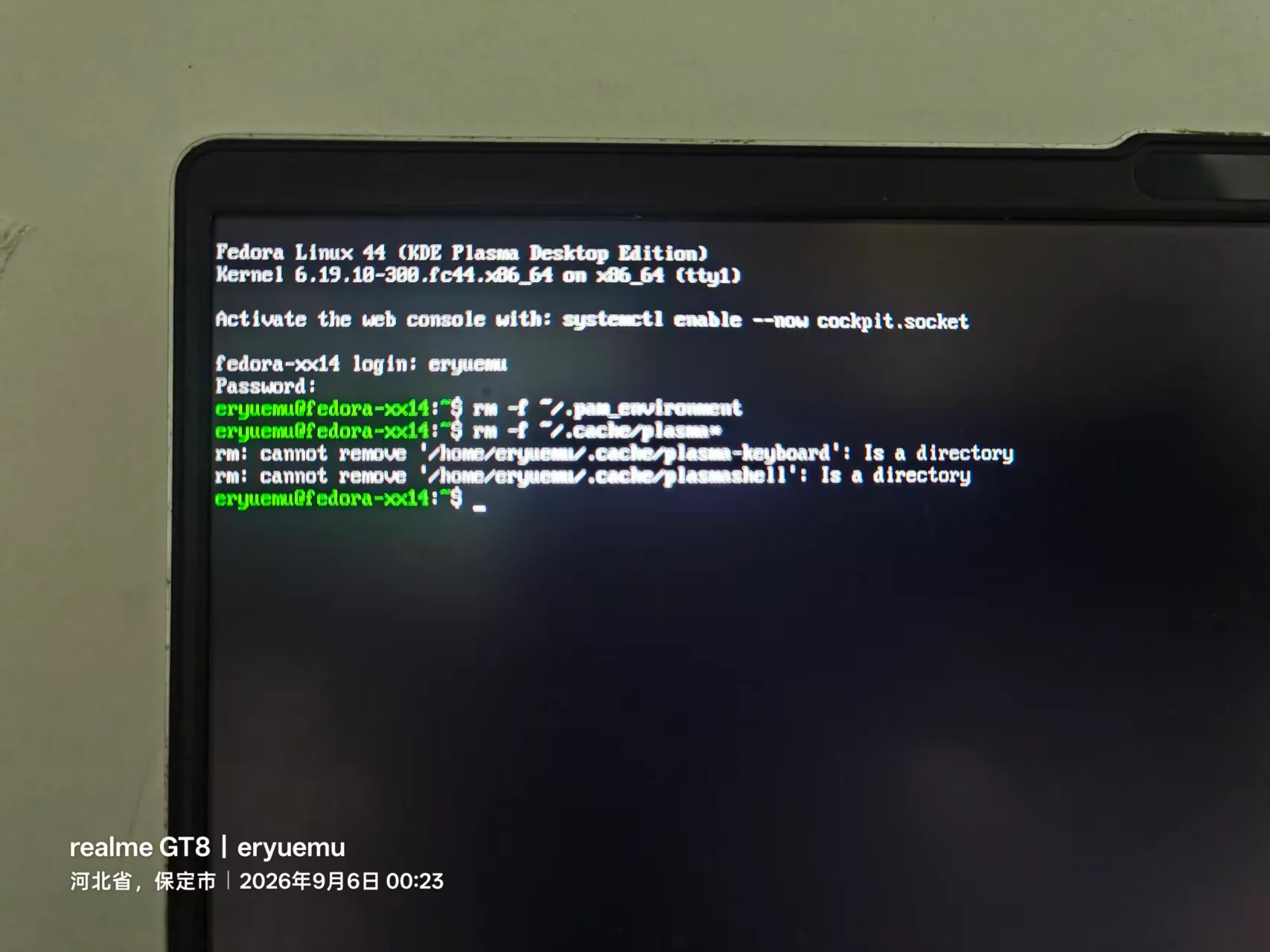 TTY 里执行 rm -f ~/.pam_environment 与 rm -f ~/.cache/plasma*（后者报 Is a directory）