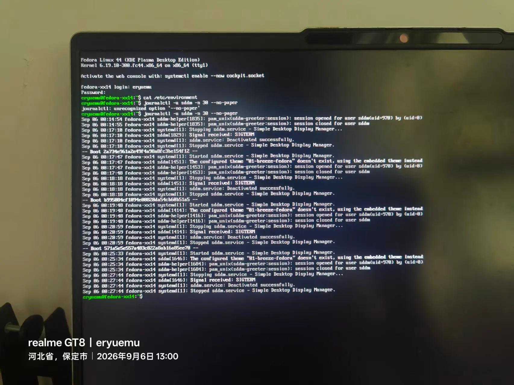 journalctl 显示多个 Boot 会话反复出现 01-breeze-fedora 主题缺失，greeter 同秒 open/close