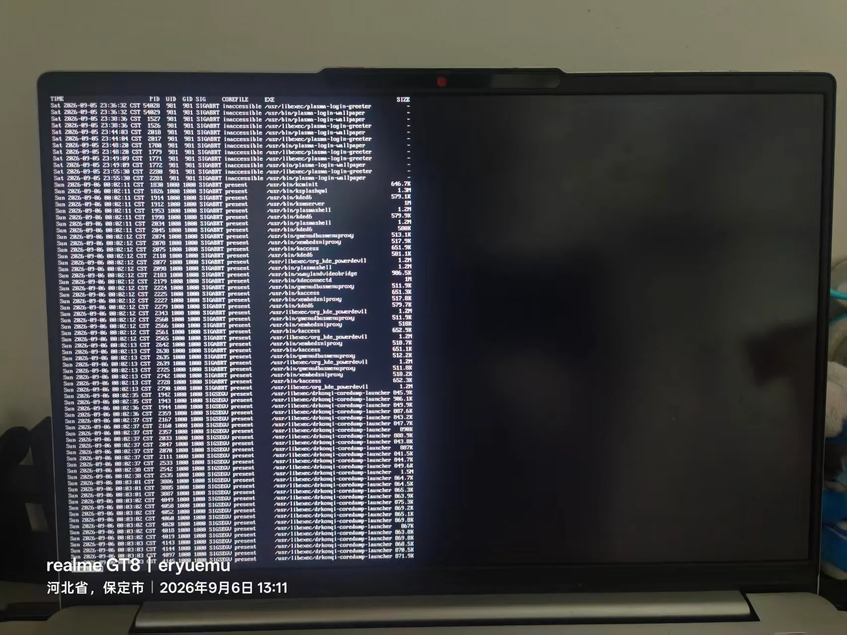 coredumpctl list：23:38 起 plasma-login-greeter/wallpaper 反复 SIGABRT，00:12 起 kwin_wayland、plasmashell、kded6、kscreenlocker_greet 等全部 SIGABRT