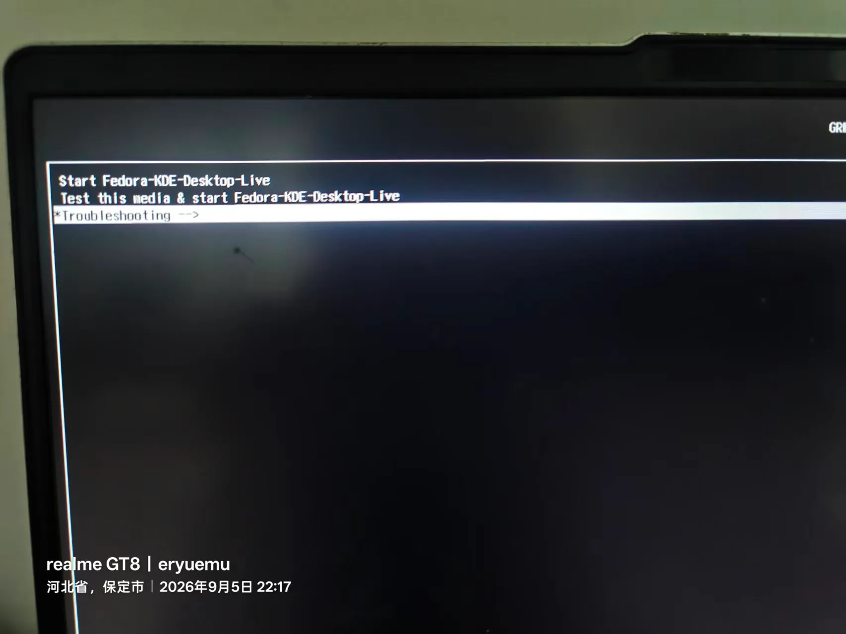 U 盘 GRUB 菜单：Start Fedora-KDE-Desktop-Live / Test this media / Troubleshooting