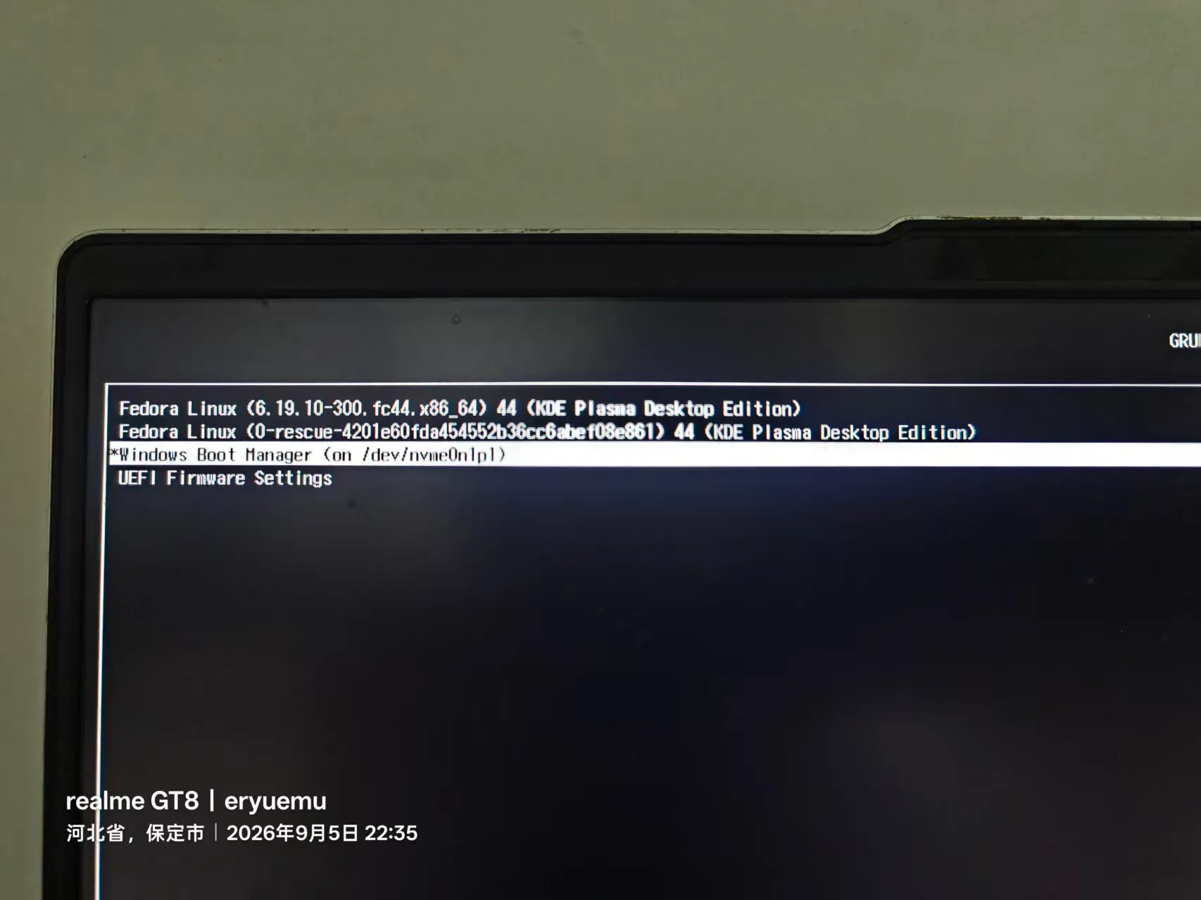 GRUB 双系统引导菜单：Fedora Linux、0-rescue、Windows Boot Manager、UEFI Firmware Settings